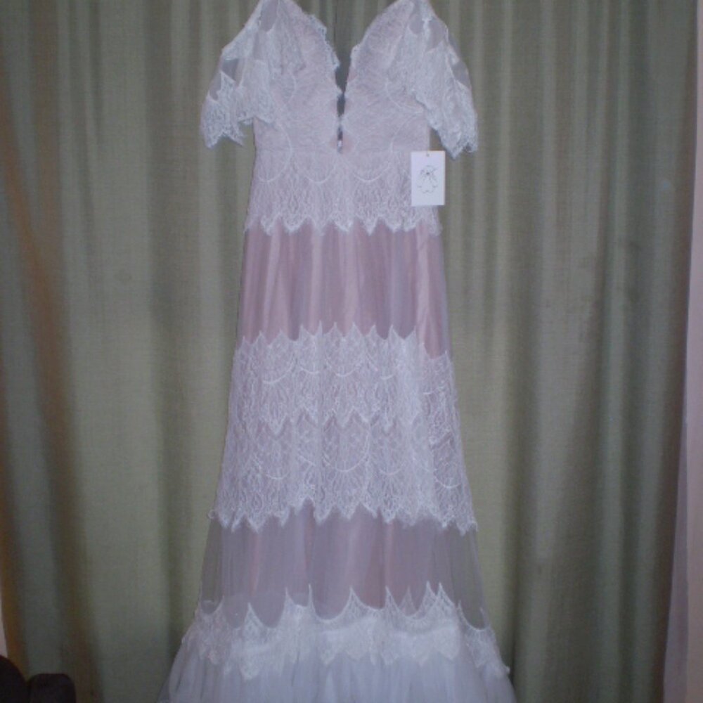 SIZE: 6~~ELEGANT WEDDING GOWN~NEW WITH TAGS